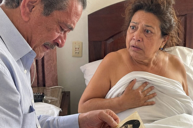 ME ACOSTÉ CON UN DESCONOCIDO A LOS 65 AÑOS PARA NO MORIRME SINTIÉNDOME VIUDA POR DENTRO… Y A LA MAÑANA SIGUIENTE DESPERTÉ EN UN HOTEL DE PASO DE PUEBLA CON ÉL LLORANDO, SOSTENIENDO UNA FOTO MÍA DE HACE CUARENTA AÑOS
