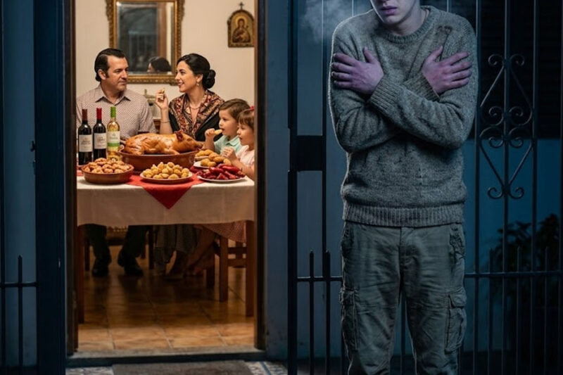 Mientras mi nieto se congelaba afuera tras quemar su cena de Navidad, su familia seguía celebrando adentro. Lo que no sabían era que, en cuestión de minutos, lo perderían todo.