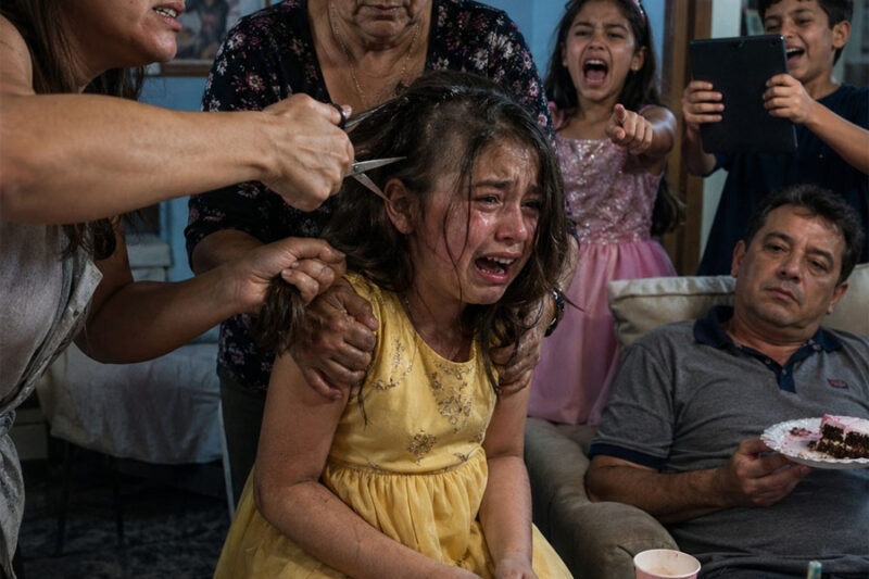 Mi familia sujetó a mi hija de 11 años y le cortó el pelo en medio de la fiesta… simplemente porque “le estaba robando protagonismo a la cumpleañera”. Se rieron mientras ella lloraba y les suplicaba que pararan. Pero al día siguiente, fueron ellos quienes lloraron frente a la policía.