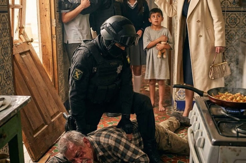 A Las Seis De La Mañana Yo Solo Preparaba Huevos A La Mexicana Para Mis Tres Nietos, Cuando Un Grupo Táctico Derribó Mi Puerta, Mi Hija Desaparecida Entró Vestida Como Reina De Revista, Me Señaló Como Secuestrador Frente A Todo El Barrio Y Abrazó A Los Niños Que Había Tirado Como Basura Diez Años Antes… Pero Lo Que Nadie Sabía Era Que Bajo El Piso De Mi Cuarto Yo Había Guardado Durante Años Un Sobre Mostaza Capaz De Destruir Su Mentira, Su Fortuna Y Su Vida Entera En Un Solo Golpe…